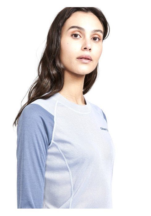 Крупний план світло-блакитного жіночого термолонгсліва Craft Core Warm Baselayer з логотипом на моделі