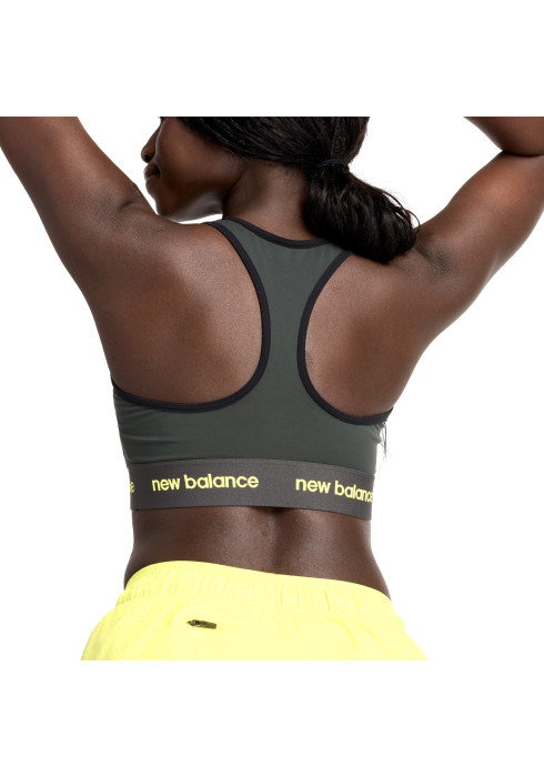 Крупний план спинки спортивного бра New Balance Pace з фірмовою еластичною резинкою