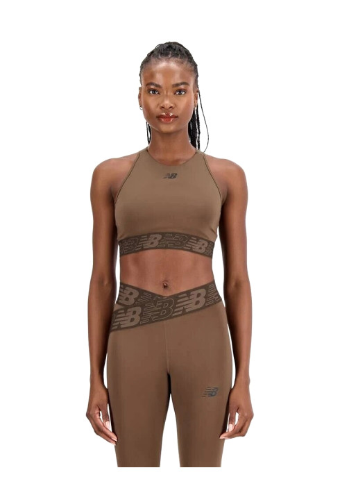 Жіночий коричневий спортивний топ New Balance Relentless Crop Bra на моделі спереду в комплекті