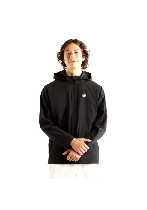 Чоловік у чорній вітрівці New Balance Utility Stretch Woven з піднятим капюшоном, вигляд спереду
