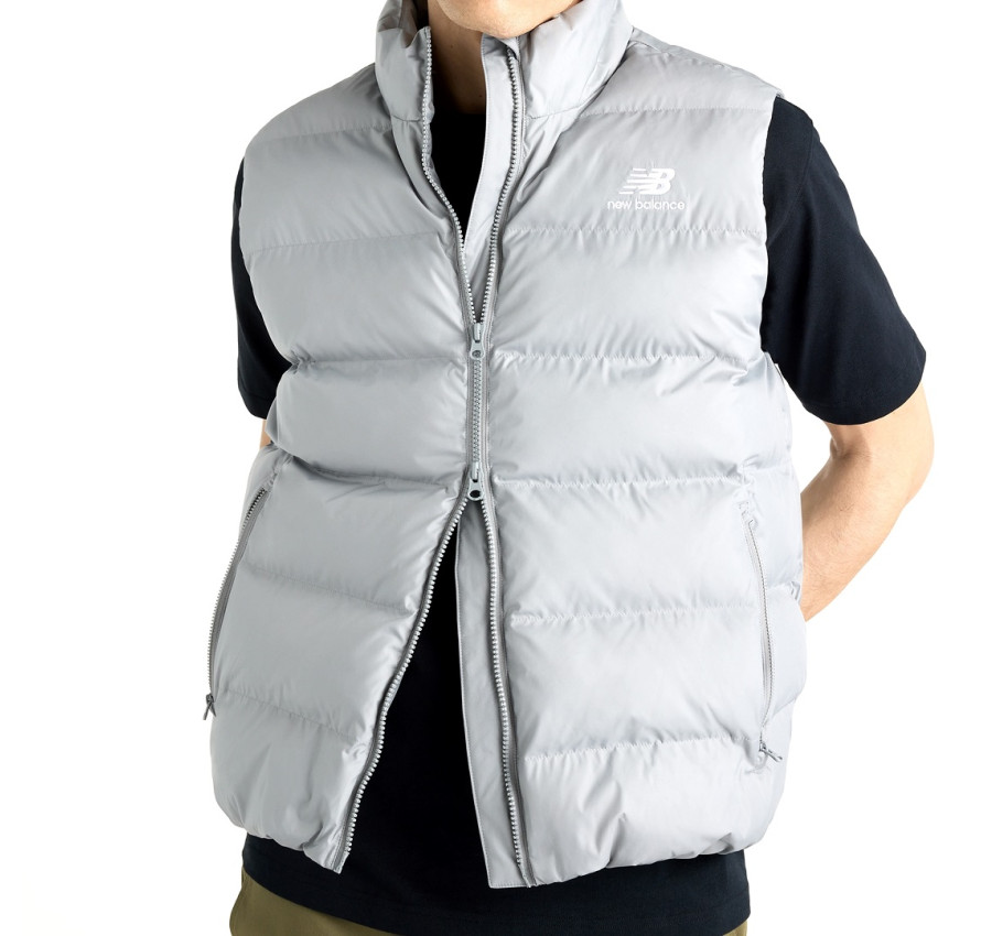 Крупний план двосторонньої застібки-блискавки сірого жилета New Balance Boston Puffer