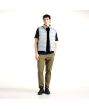 Чоловік у сірому жилеті New Balance Boston Puffer Vest та оливкових штанах у повний зріст