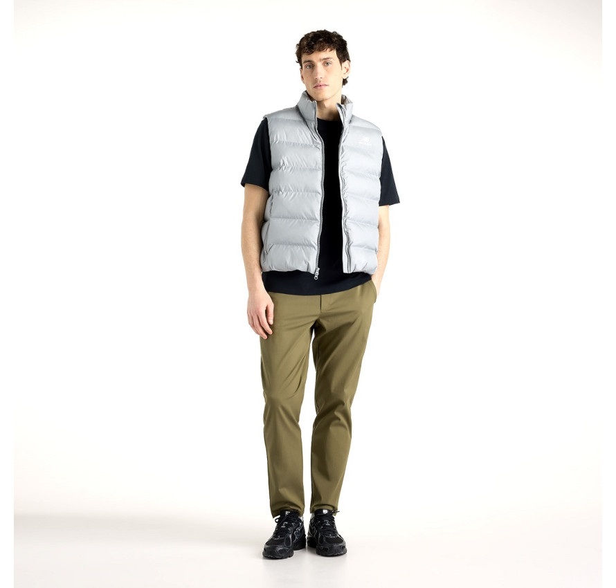Чоловік у сірому жилеті New Balance Boston Puffer Vest та оливкових штанах у повний зріст