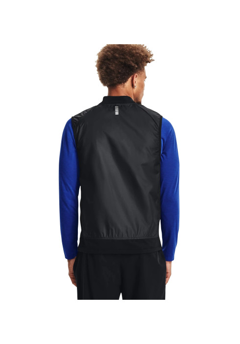 Чоловічий чорний біговий жилет Under Armour UA Storm Insulated Run Vest вид ззаду на моделі зі світловідбиваючим елементом