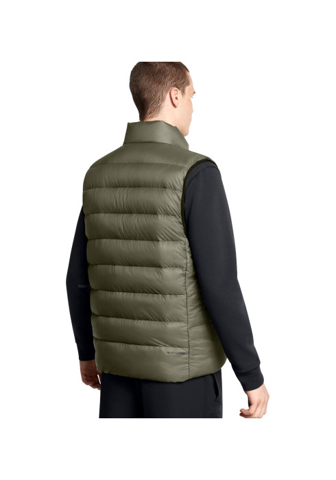 Чоловічий оливковий пуховий жилет Under Armour UA Legend Down Vest вид ззаду на моделі